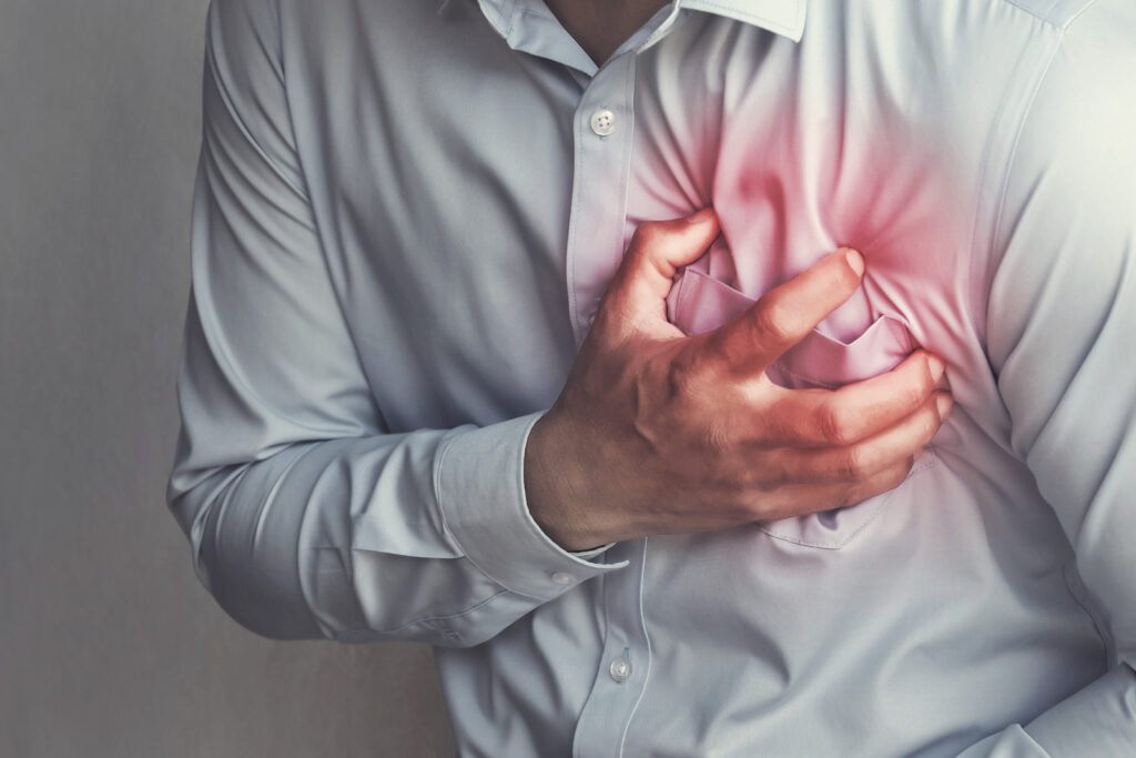 Un homme ressent une douleur au niveau du coeur